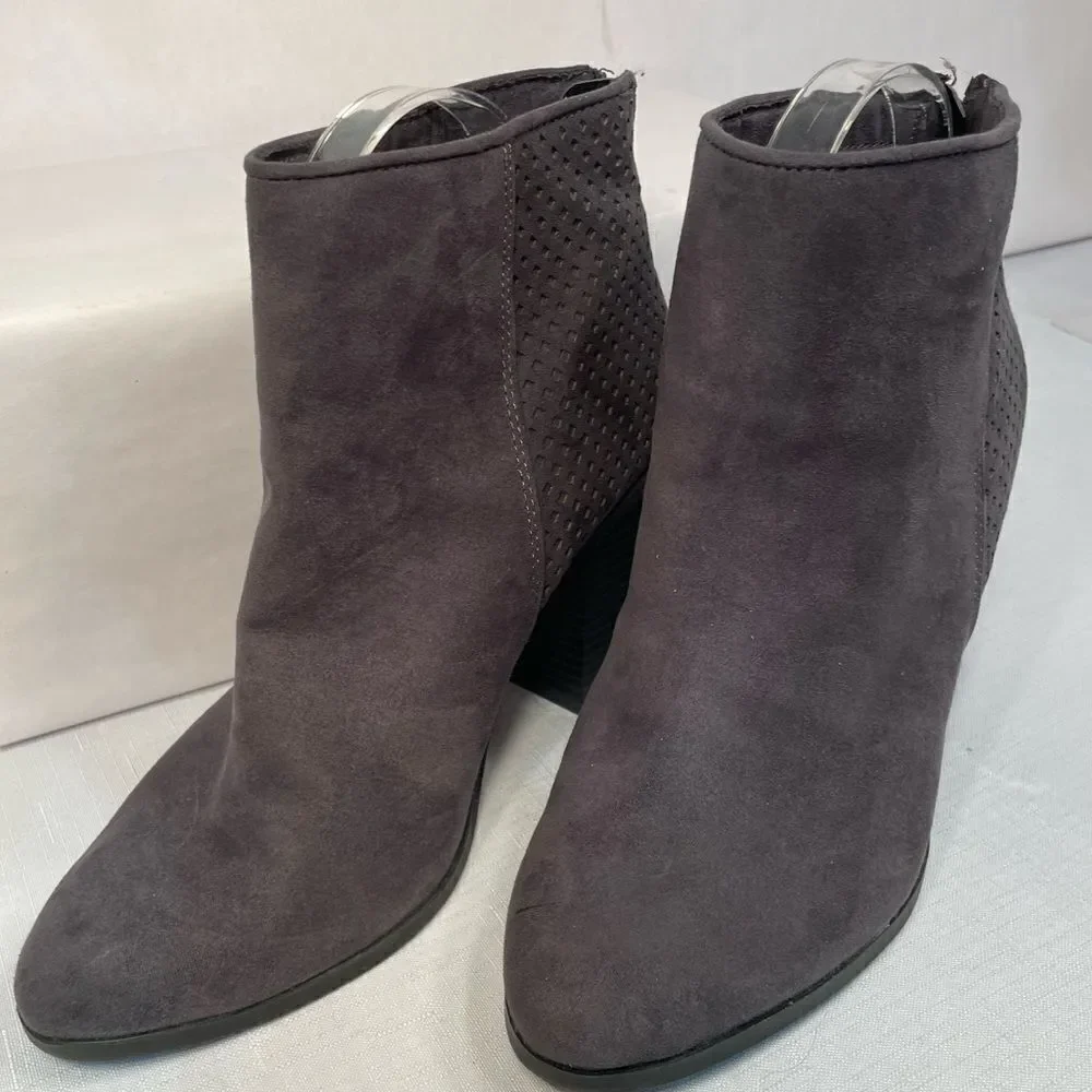 GRAY SUEDE BOOTIE BY AMERICAN EAGLE 3.5” STACKED HEEL BACK ZIPPER SIZE 9 EUC